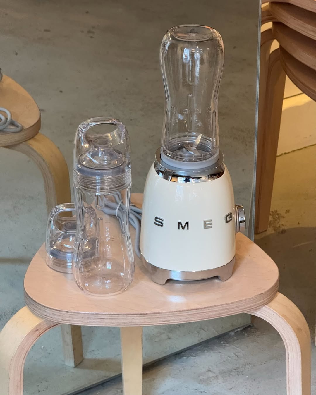 Elegant 50’s Style White SMEG Blender