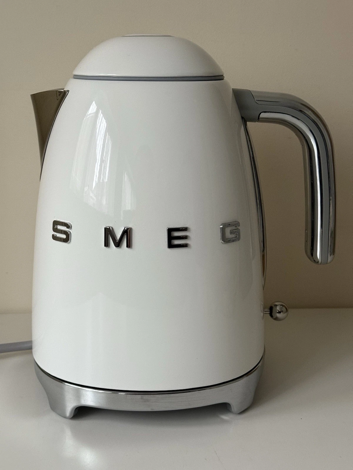 New Modern White Smeg 1.7L Kettle