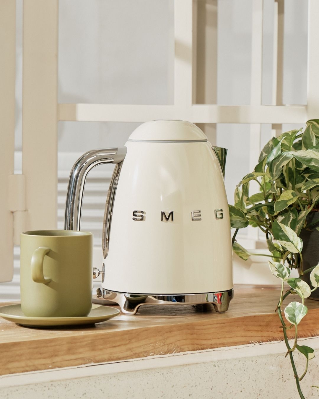 White SMEG Designer Kettle 1.7L
